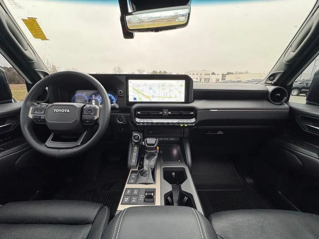 سيارة تويوتا لاند كروزر بيس مستعملة موديل 2024